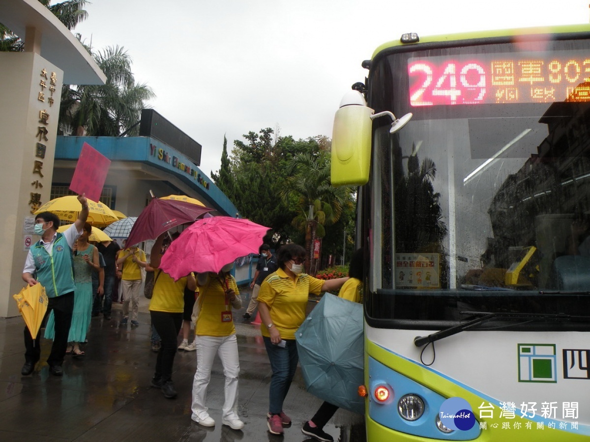 民眾冒雨試乘249公車。林重鎣攝