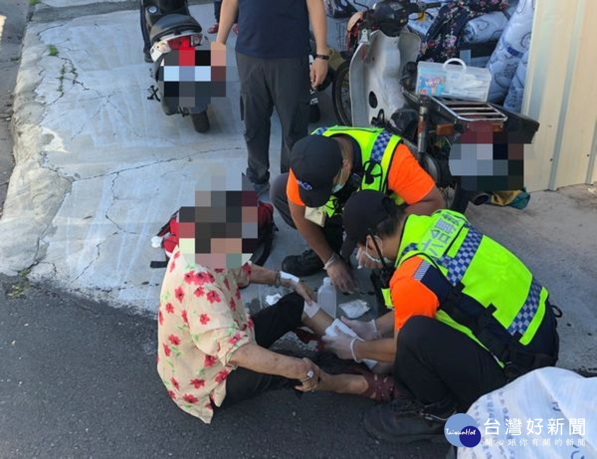 公正所警員獲報老婦人騎車路倒受傷，坐於路旁險象環生，立即攜帶醫藥箱馳赴現場，先替簡單包紮止血，亦通知救護人員協助送醫，所幸並無大礙。
