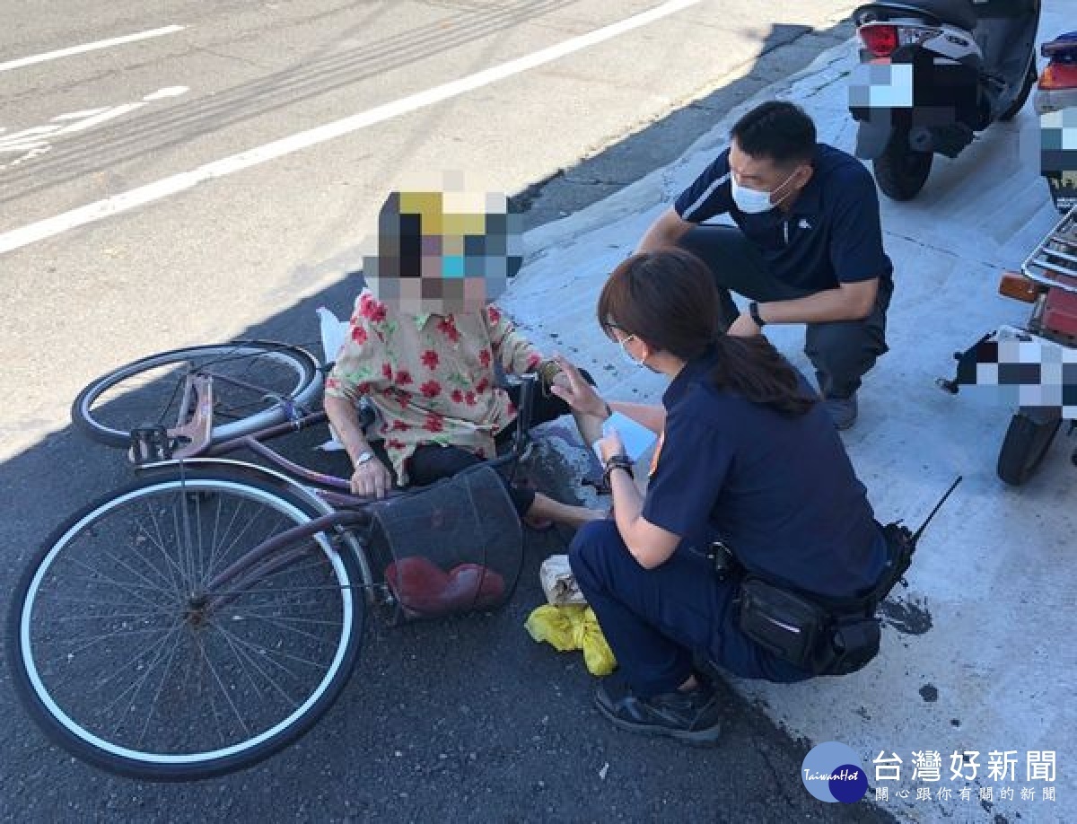 公正所警員獲報老婦人騎車路倒受傷，坐於路旁險象環生，立即攜帶醫藥箱馳赴現場，先替簡單包紮止血，亦通知救護人員協助送醫，所幸並無大礙。