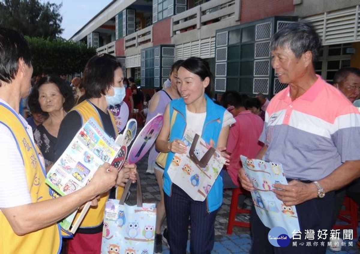 臺西警分局配合雲林縣政說明會執行交通疏導及防竊勤務，亦特別針對鄉親進行各項警政宣導工作，共同營造安居家園。