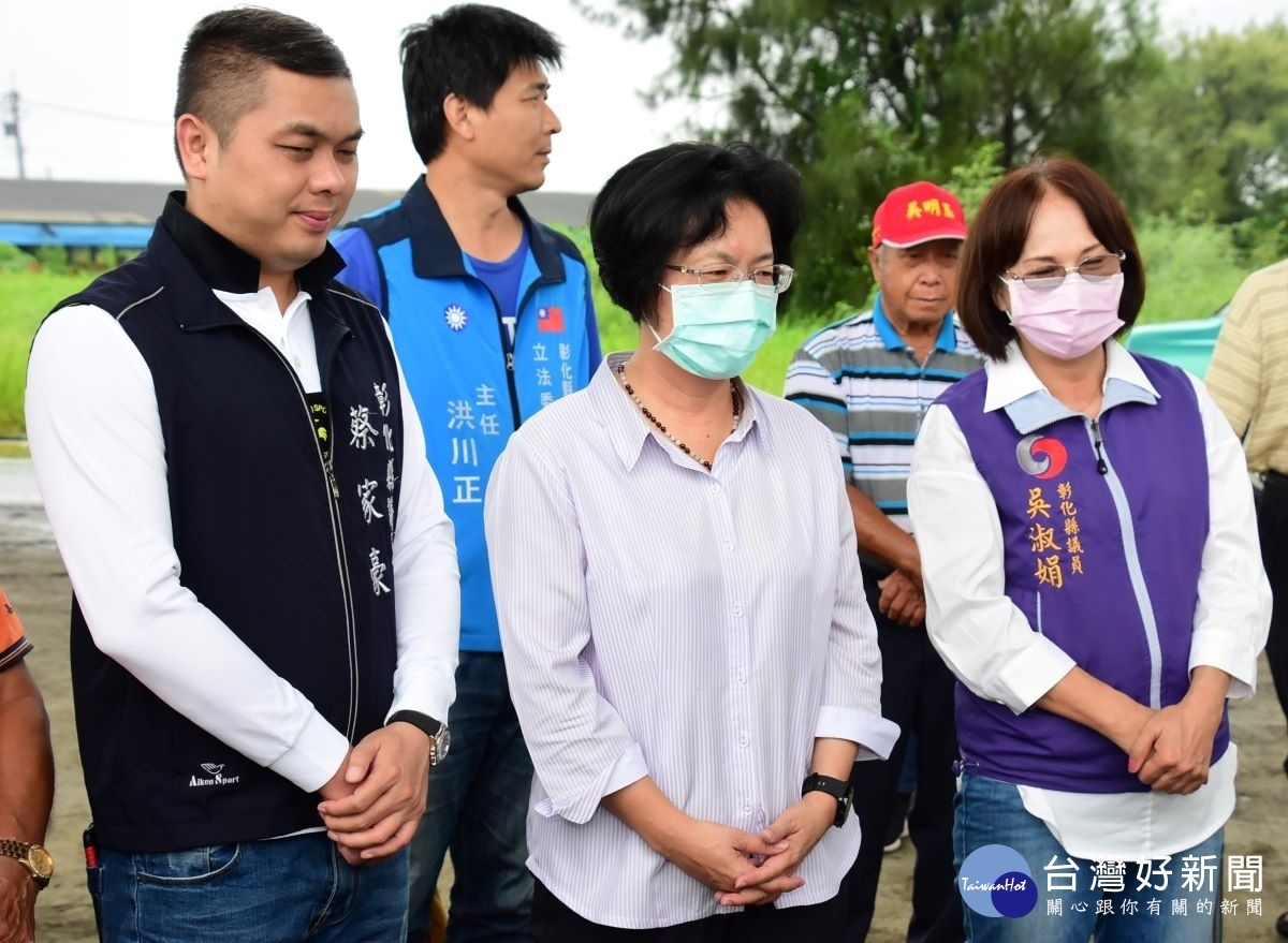 台61線大城段高架橋下魚寮溪北岸易淹水,王惠美實地現勘改善排水。