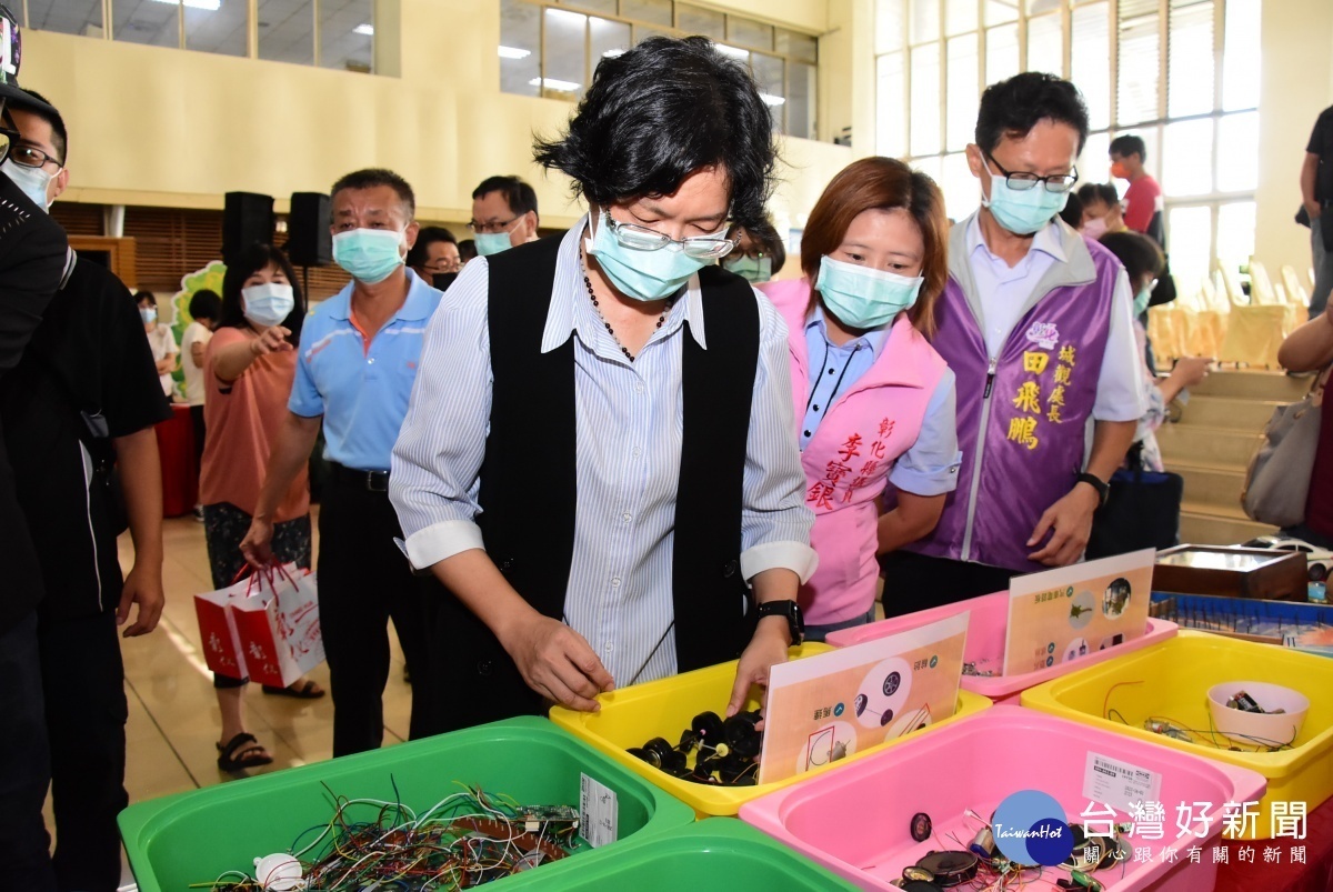 縣長王惠美在在2020卦山親子嘉年華宣ˊ傳記者會中攤位巡禮。