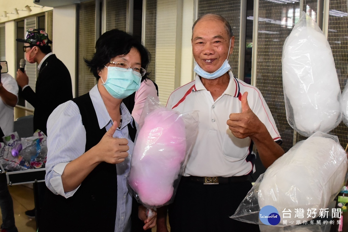 卦山親子嘉年華8/29、8/30在八卦山大佛風景區前登場 ,縣長王惠美先品嚐充滿童趣的棉花糖。