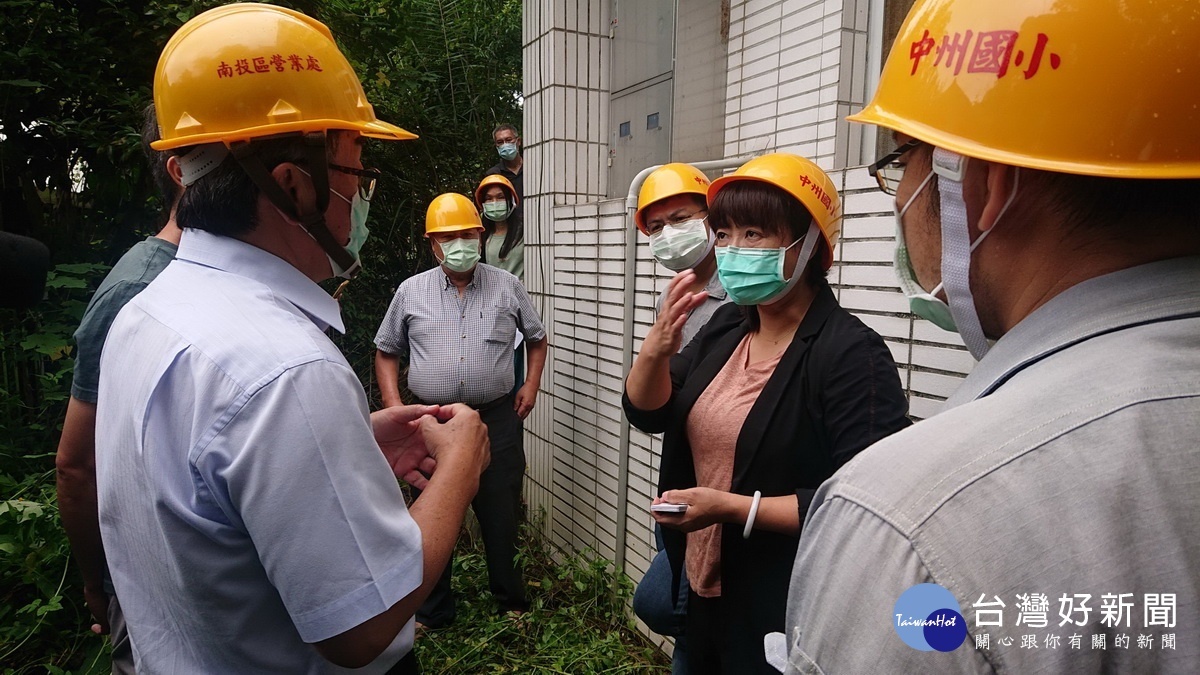 蔡執行長希望年底先完成第一波學校裝冷氣。(中辦提供)
