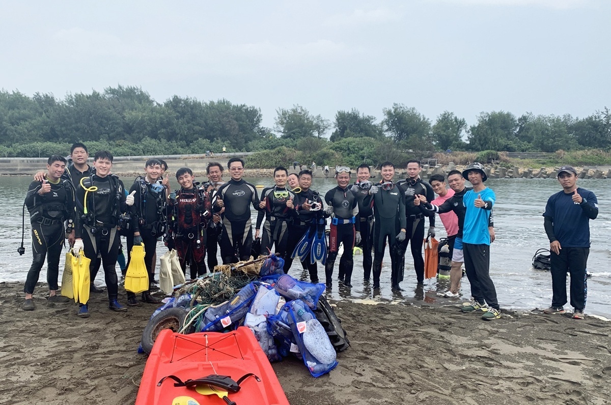 中央大學「藍海環保潛水隊」在桃園新屋溪出海口執行任務,因海水濁度高,不易觀察和清理,執行任務辛苦而艱鉅。