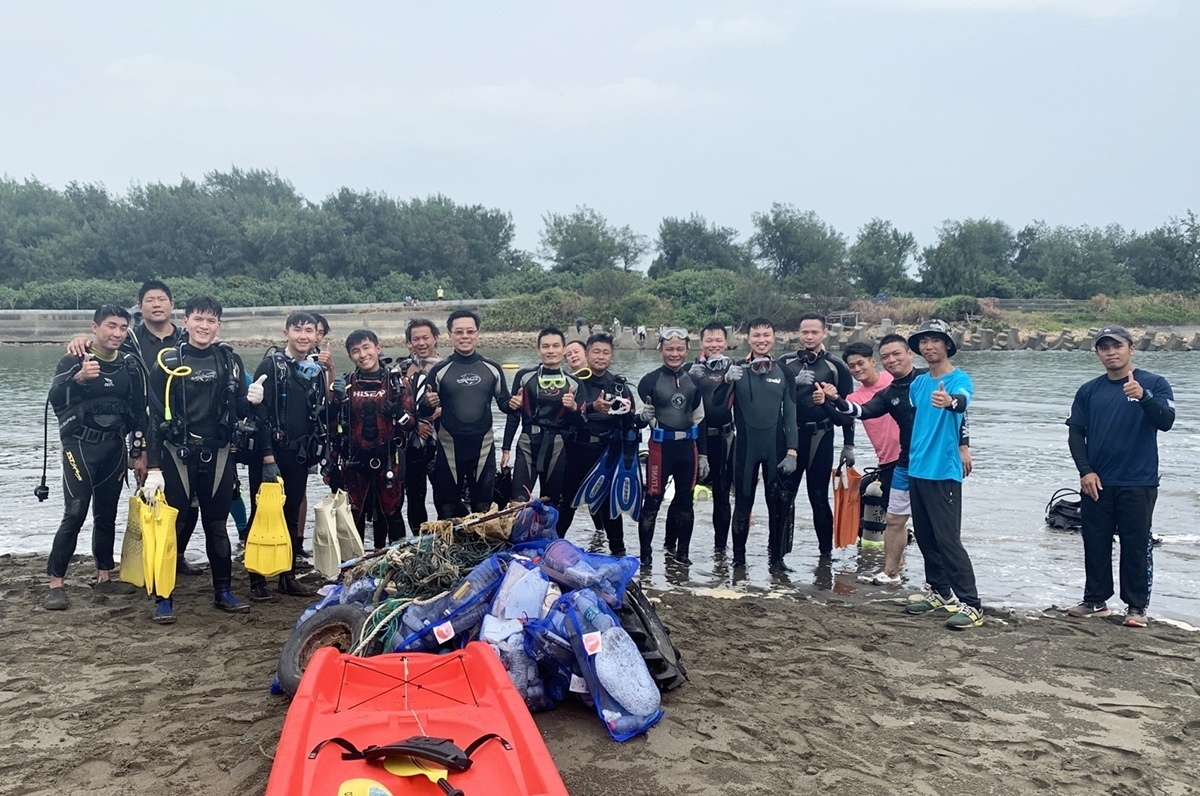 中央大學「藍海環保潛水隊」在桃園新屋溪出海口執行任務，因海水濁度高，不易觀察和清理，執行任務辛苦而艱鉅。