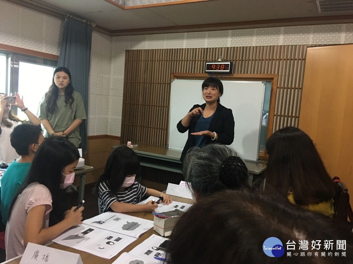 行政院中部辦公室蔡培慧執行長說,積極跟許多單位一起推動參訪遊程。(圖/記者賴淑禎攝)