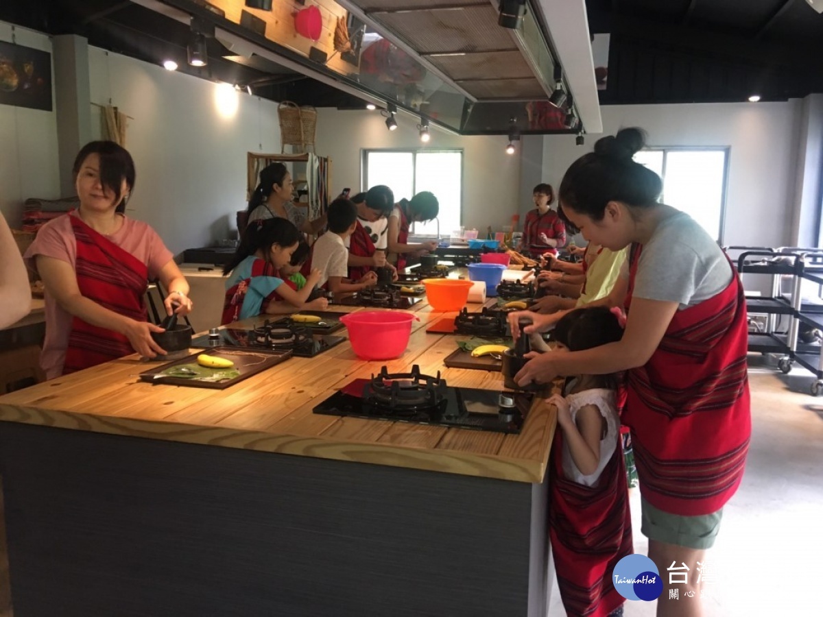 民眾體驗作賽德克族甜點。(圖/記者賴淑禎攝)