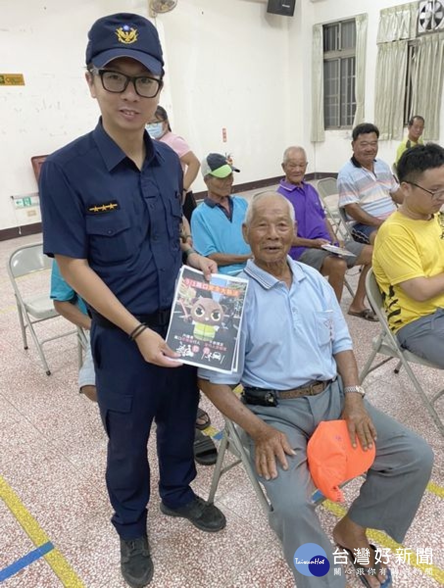 水林分駐所假水南社區活動中心舉辦警民交通、治安座談會，與民眾做雙向交流溝通，並向長輩們宣導交通安全及反詐欺觀念。