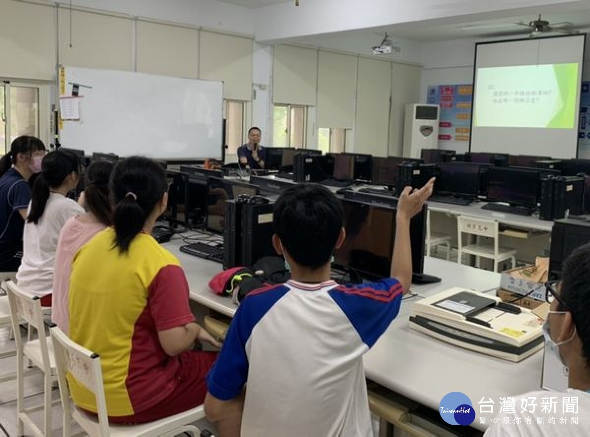 北港高中舉辦新生訓練活動，校長江耀淇率各處室進行相關業務報告及親職座談，學務處特別設計闖關體驗，讓高一新生能快速認識校園、融入高中生活。（記者陳昭宗拍攝）