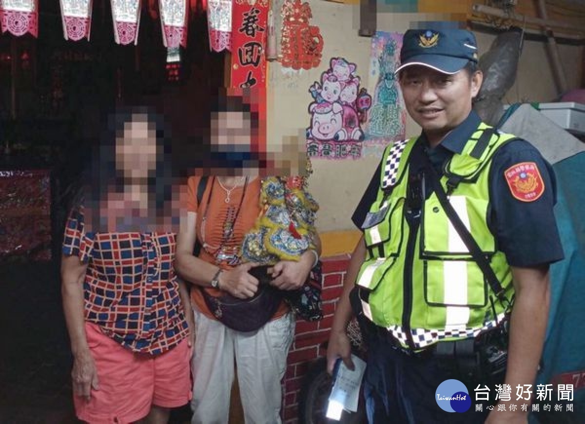 北港分局警員王安順、許孟唯巡勤發現女子手抱神像、神情恍惚在路上行走,主動關心,順利平安將迷路的婦人護送至親友家中。