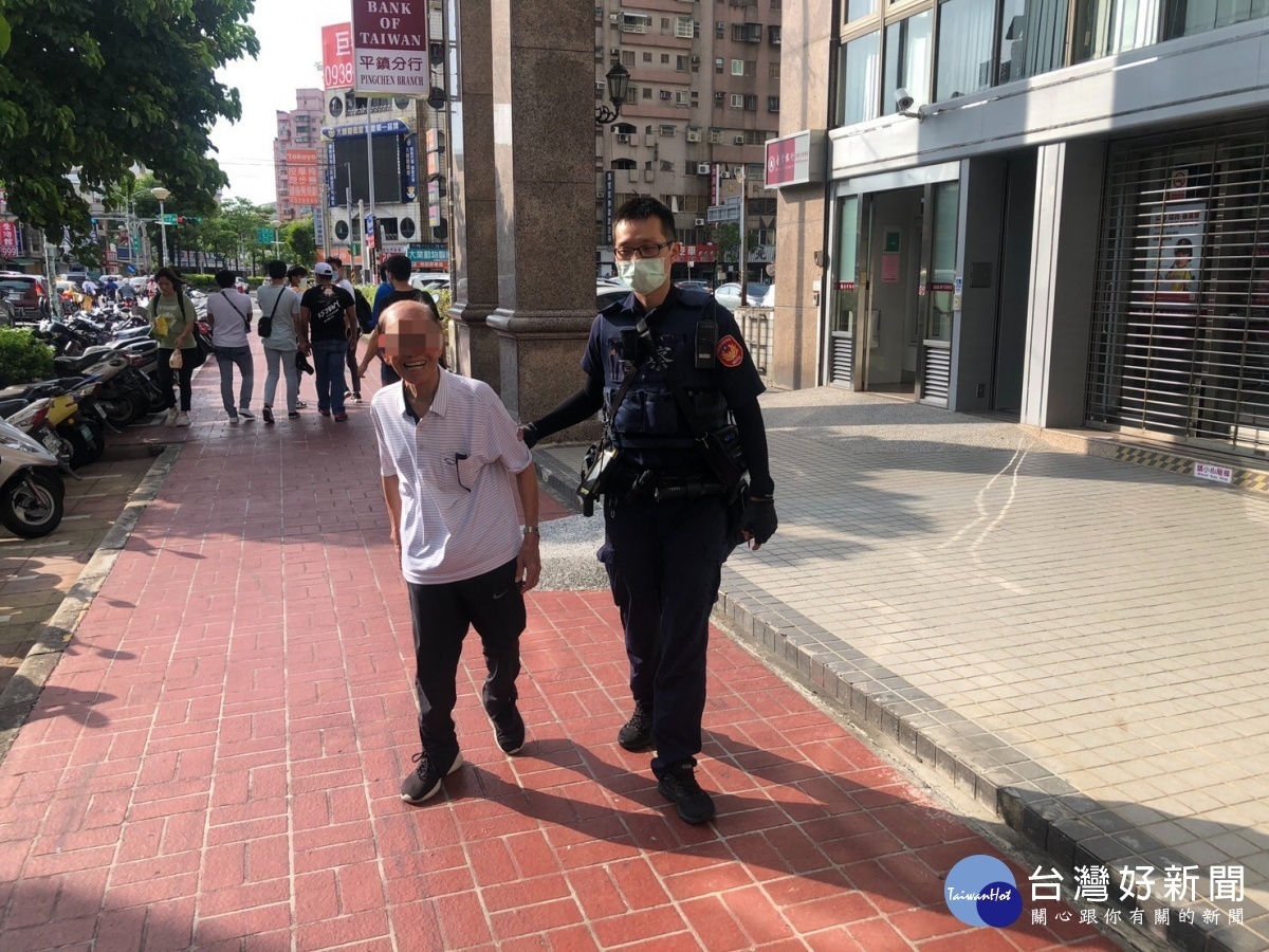 93歲老翁坐在臺灣銀行內,巡邏員警經過主動上前關心,幫助老翁找到回家的路。