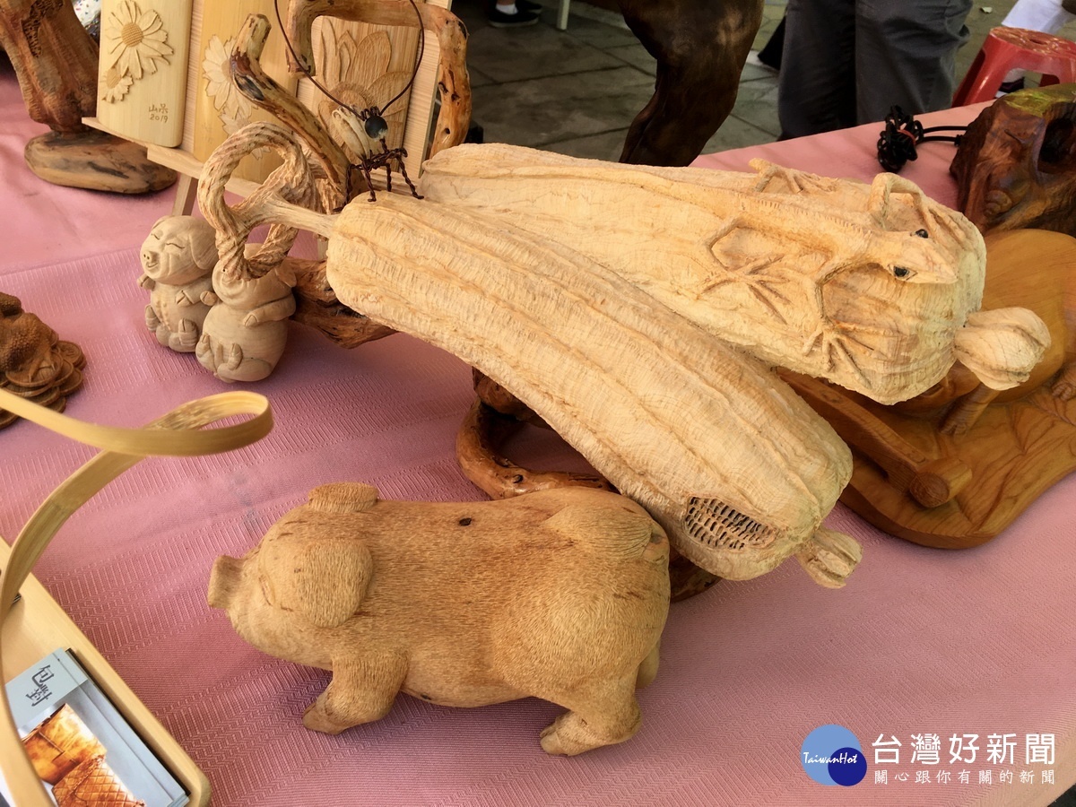 集集竹木雕工藝展出栩栩如生的木雕創作。(記者扶小萍攝)