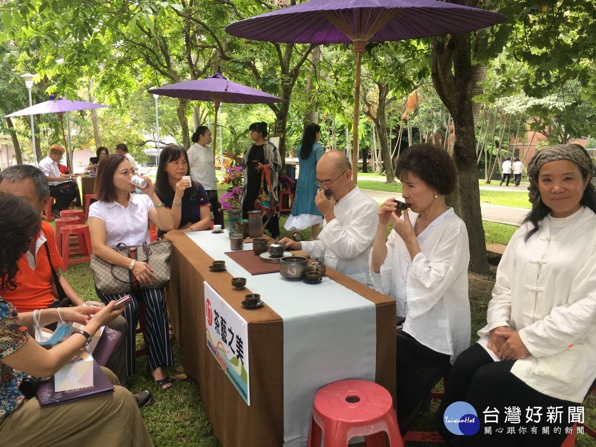 樹蔭下埔里的茶藝之美飄清香。(記者扶小 萍攝)