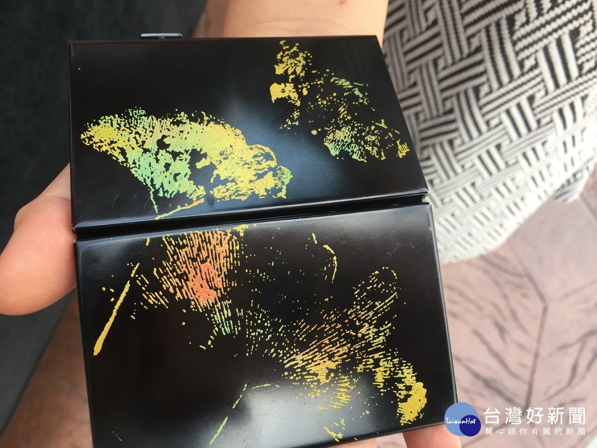 張賽青名片盒至為典雅。（記者扶小萍攝）