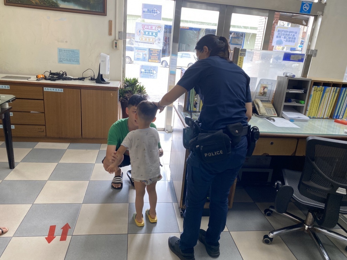 小男童貪玩忘了回家的路,在員警的協助下平安返家。
