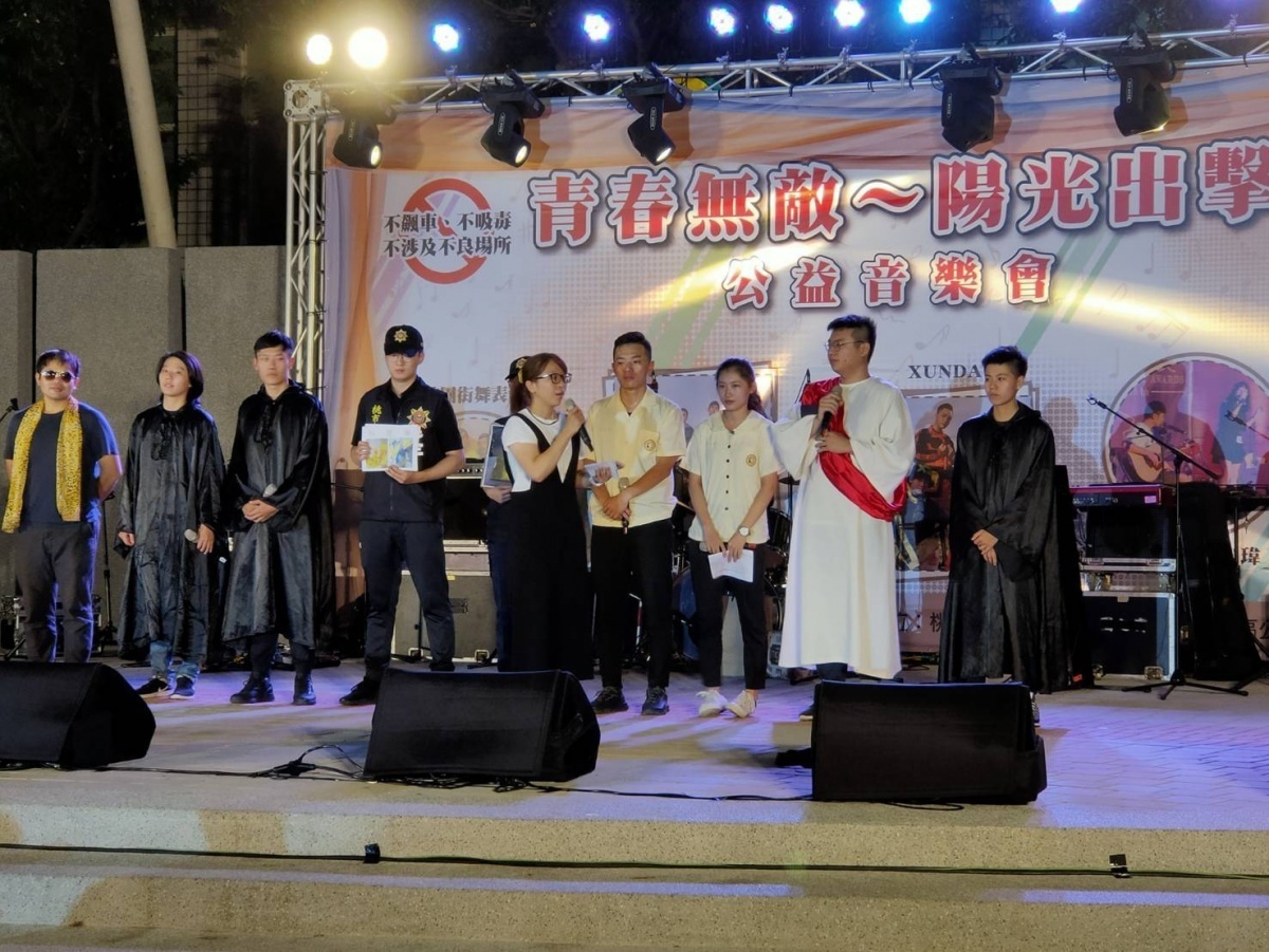 公益音樂會龜山警分局插一腳,客串演反毒話劇宣導。