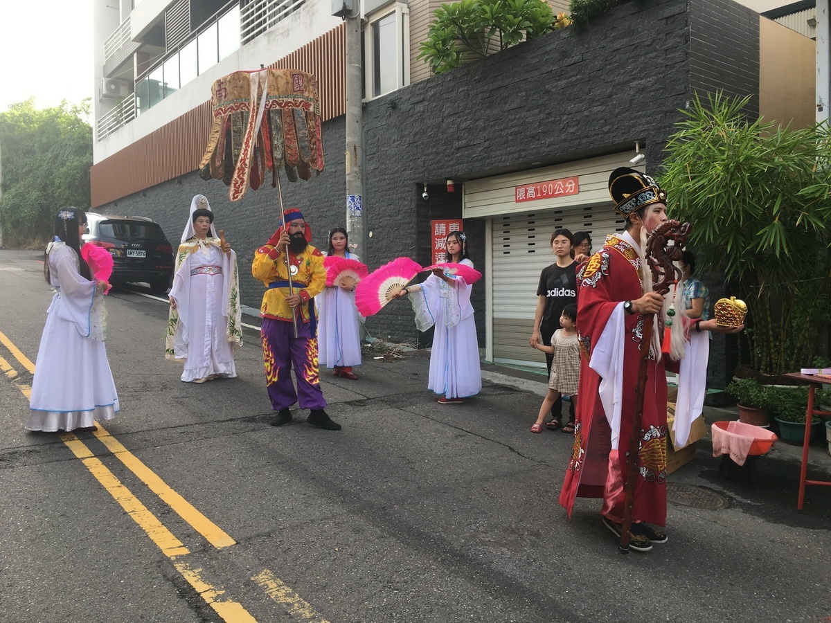 土地公帶路,觀音大士降臨賜福予大眾。(記者扶小萍攝)