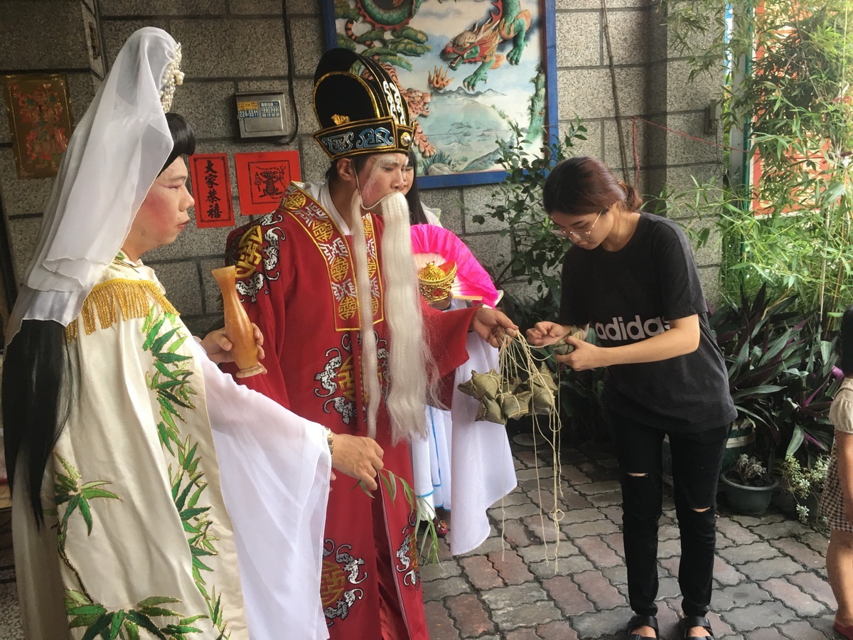很多人不知道為何要親自解粽繩。(記者扶小萍攝)