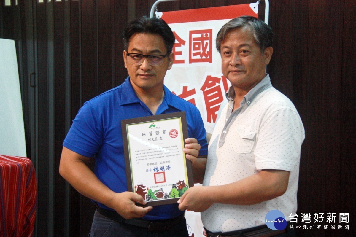 原民局長史強頒研習合格證書。(記者扶小萍攝)