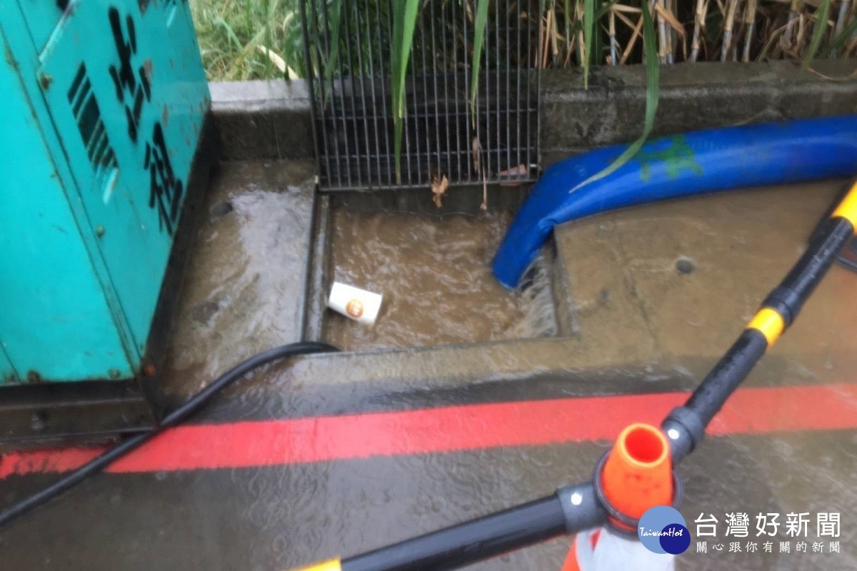 針對淹水情形,水務局備用抽水機進行抽水。