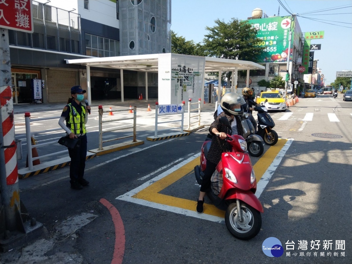 楊梅分局加強車輛與行人守法觀念,執行「路口安全大執法」宣導。