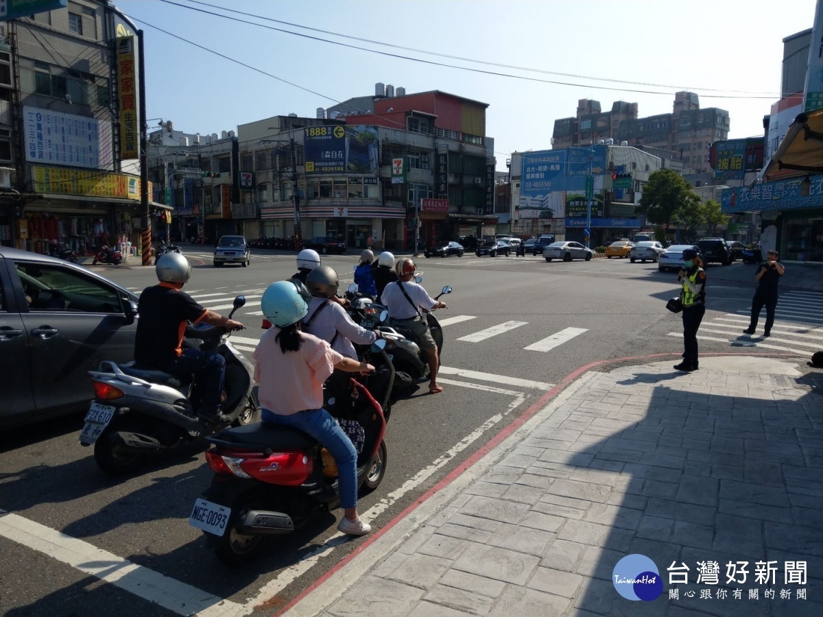 楊梅分局加強車輛與行人守法觀念,執行「路口安全大執法」宣導。