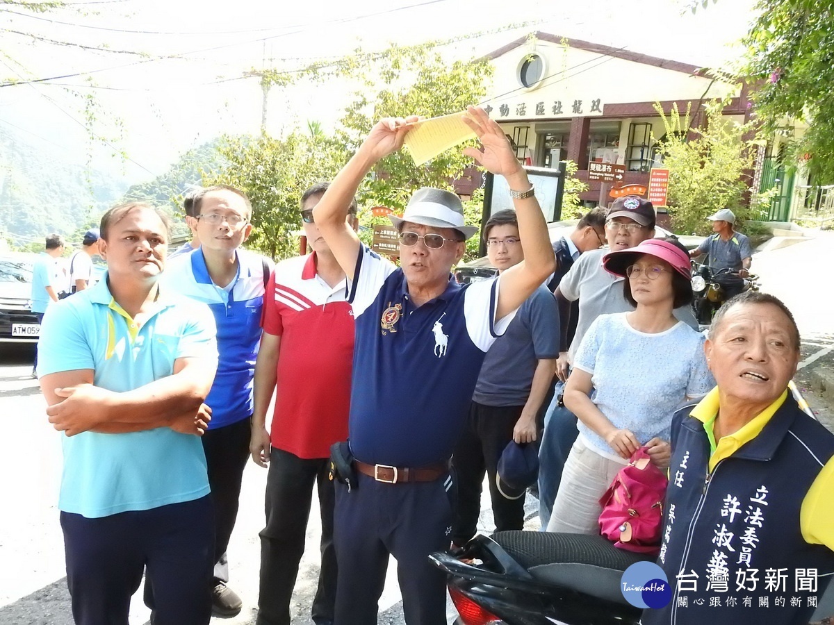 部落男女青年在活動中心研習生態導覽課程,林縣長鼓勵部落年輕人把握雙龍七彩吊橋創造的旅遊商機。