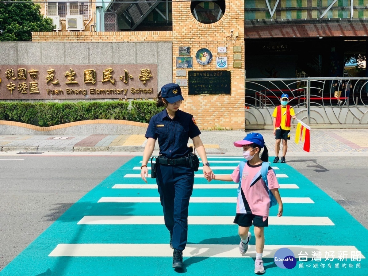 全國中小學開學日,中壢警方啟動護童專案。