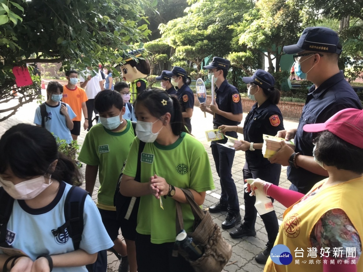平鎮警分局因應轄內各國中、國小開學日,為維護各校新生及學童上下學安全,執行「護童專案勤務」