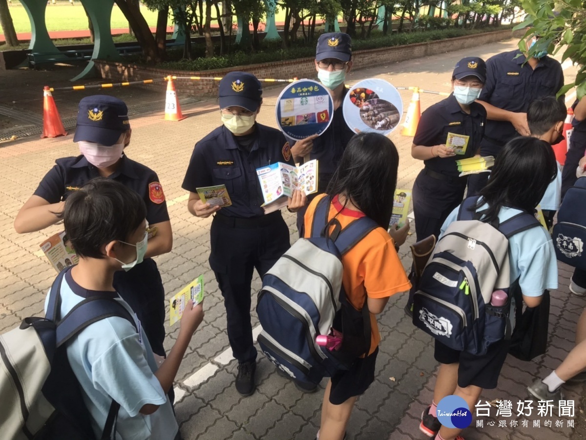 平鎮警分局因應轄內各國中、國小開學日,為維護各校新生及學童上下學安全,執行「護童專案勤務」