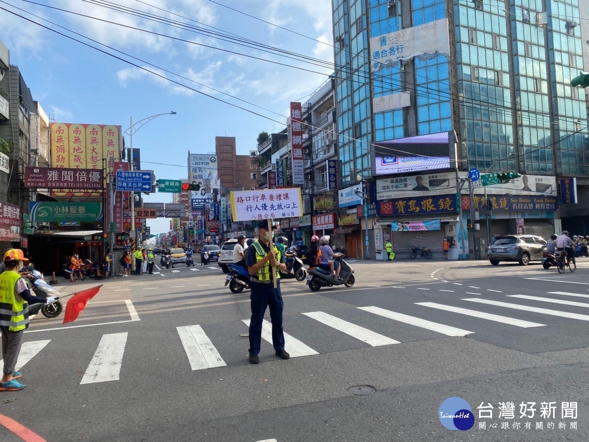 開學日警安心護童,反毒尖兵及路口安全大執法齊宣導。