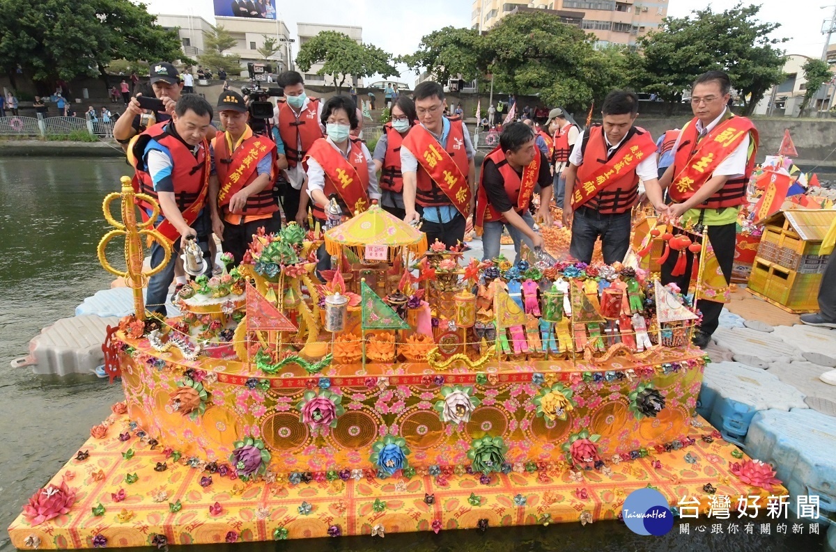 鹿港放水燈祭水靈儀式。<span style=