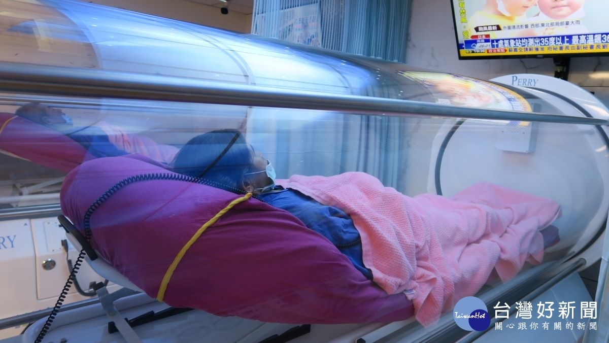 張女士右小腿併發慢性骨髓炎加上骨折不癒合接受高壓氧治療。圖/彰化醫院提供