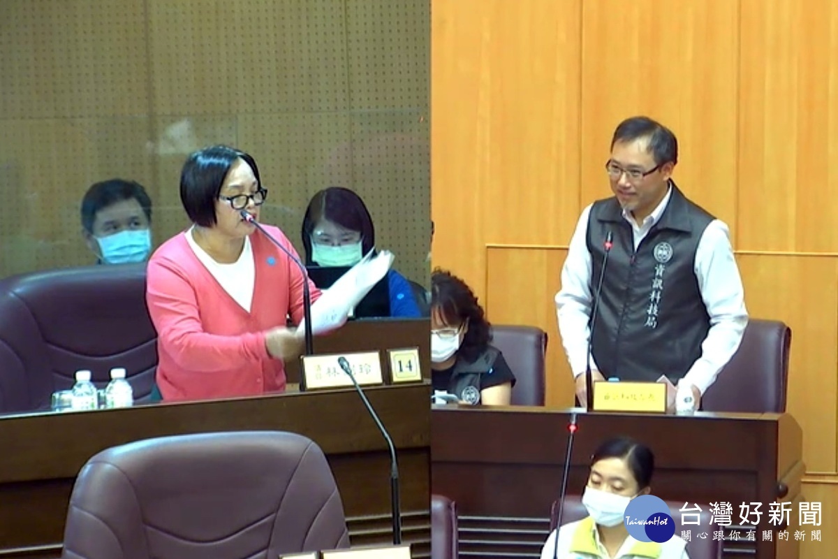 針對市府局處所建置的APP功能不彰,桃園市議員林俐玲質詢市府資科長陳崗熒。
