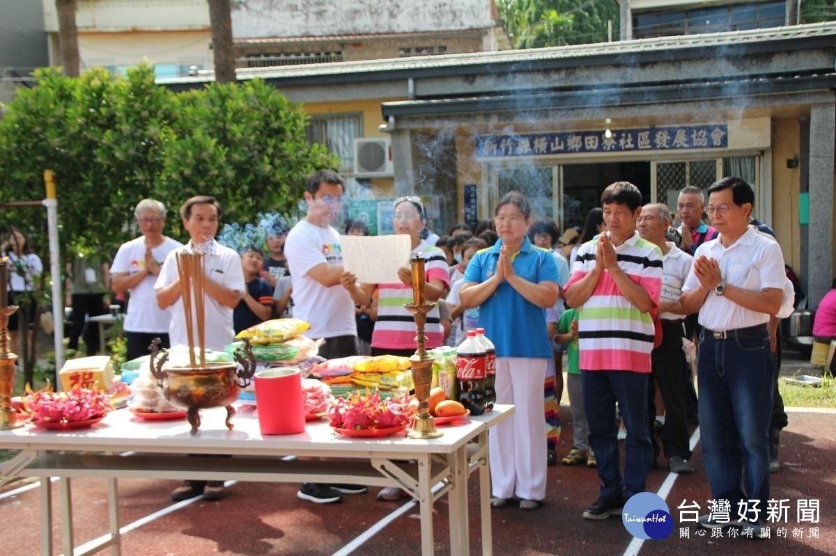 中原大學與田寮社區為孩子們重現「收割祭」祭祀天地的傳統環節