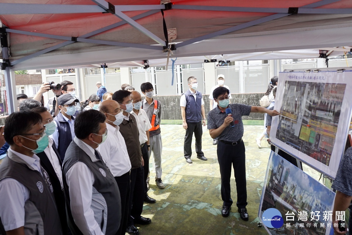 行政院長蘇貞昌視察桃園鐵路地下化工程,聽取工程單位簡報。