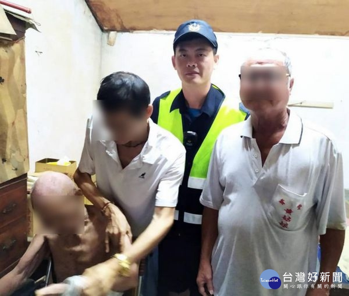 失智老翁因體力不支路倒,崙豐所員警與救護人員緊急到場救援,所幸只有血壓偏低,經連繫家屬後平安將其送返家中。
