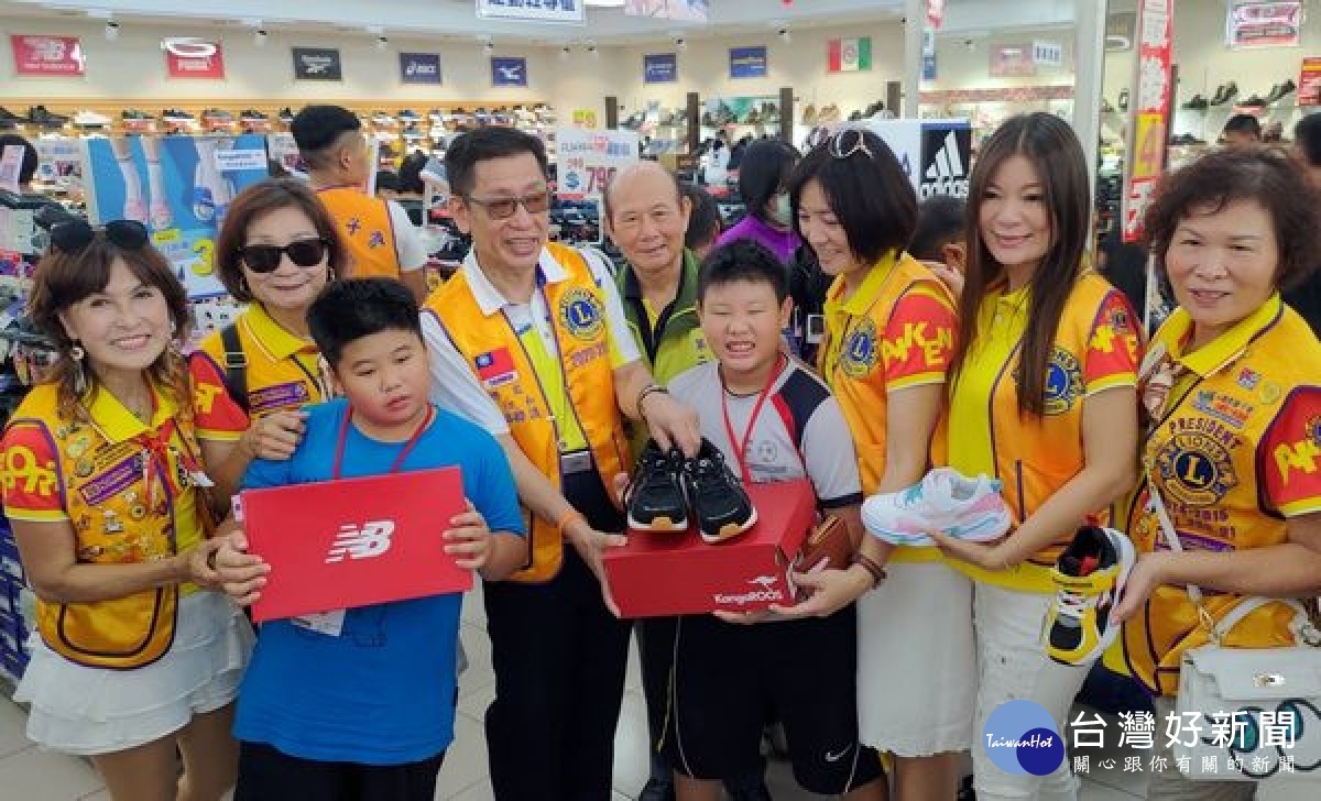 虎女獅子會會長許淑惠結合國際獅子會LCIF基金會、國際獅子會300-D1區等，奉獻出振興三倍券，率同雲林家扶親子採購新鞋。