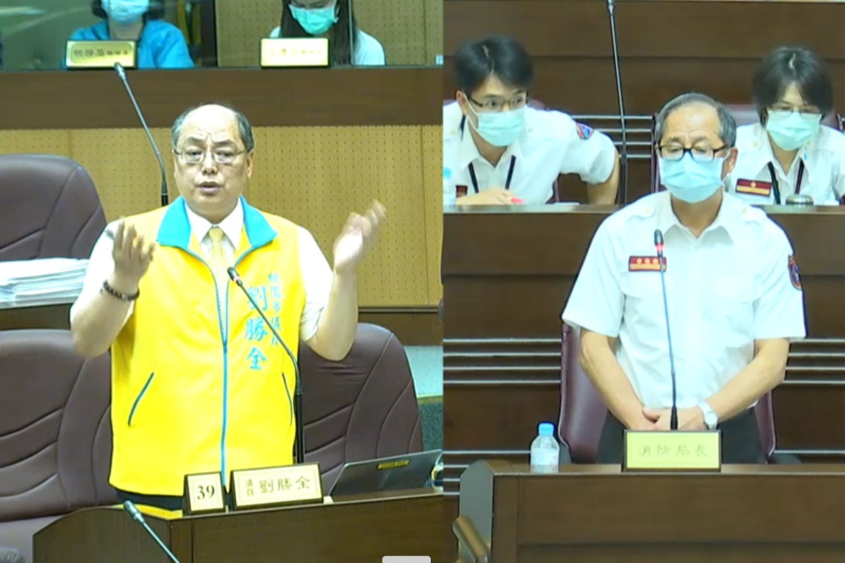 針對太陽能光電板的問題,市議員劉勝全質詢市府消防局長謝呂泉。