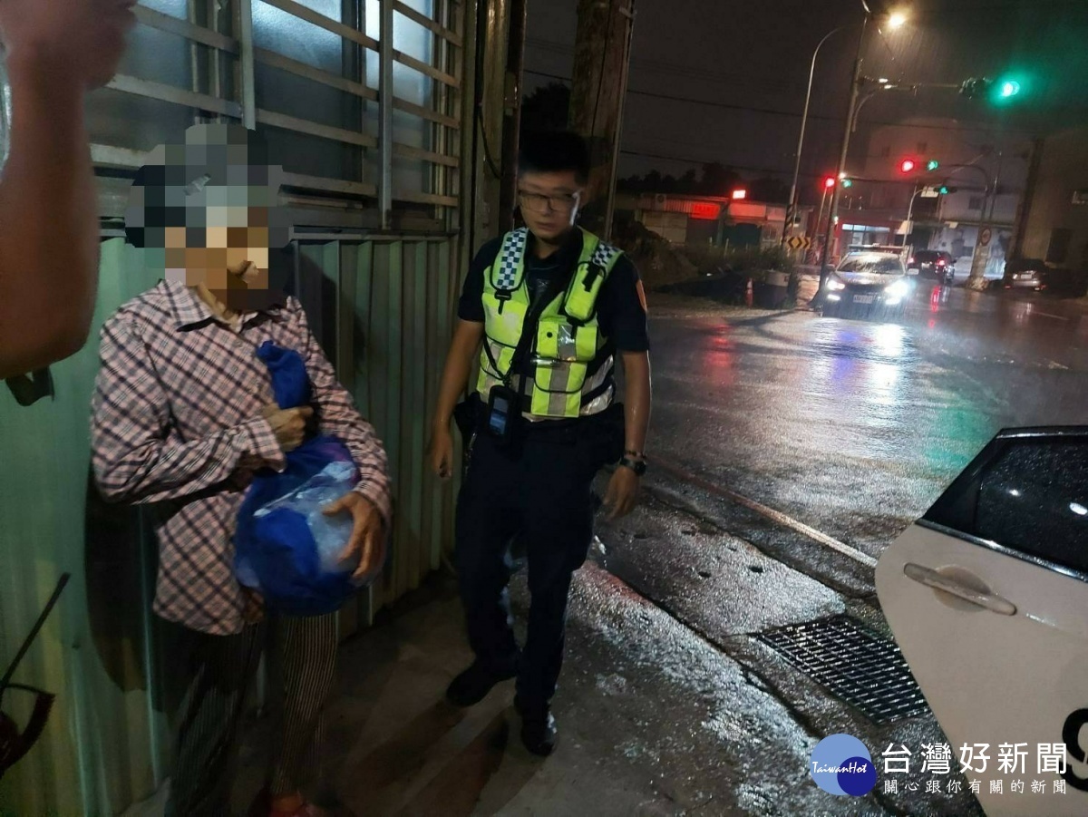 八旬老婦迷途大雨中,警用外套幫擋雨並助返家。