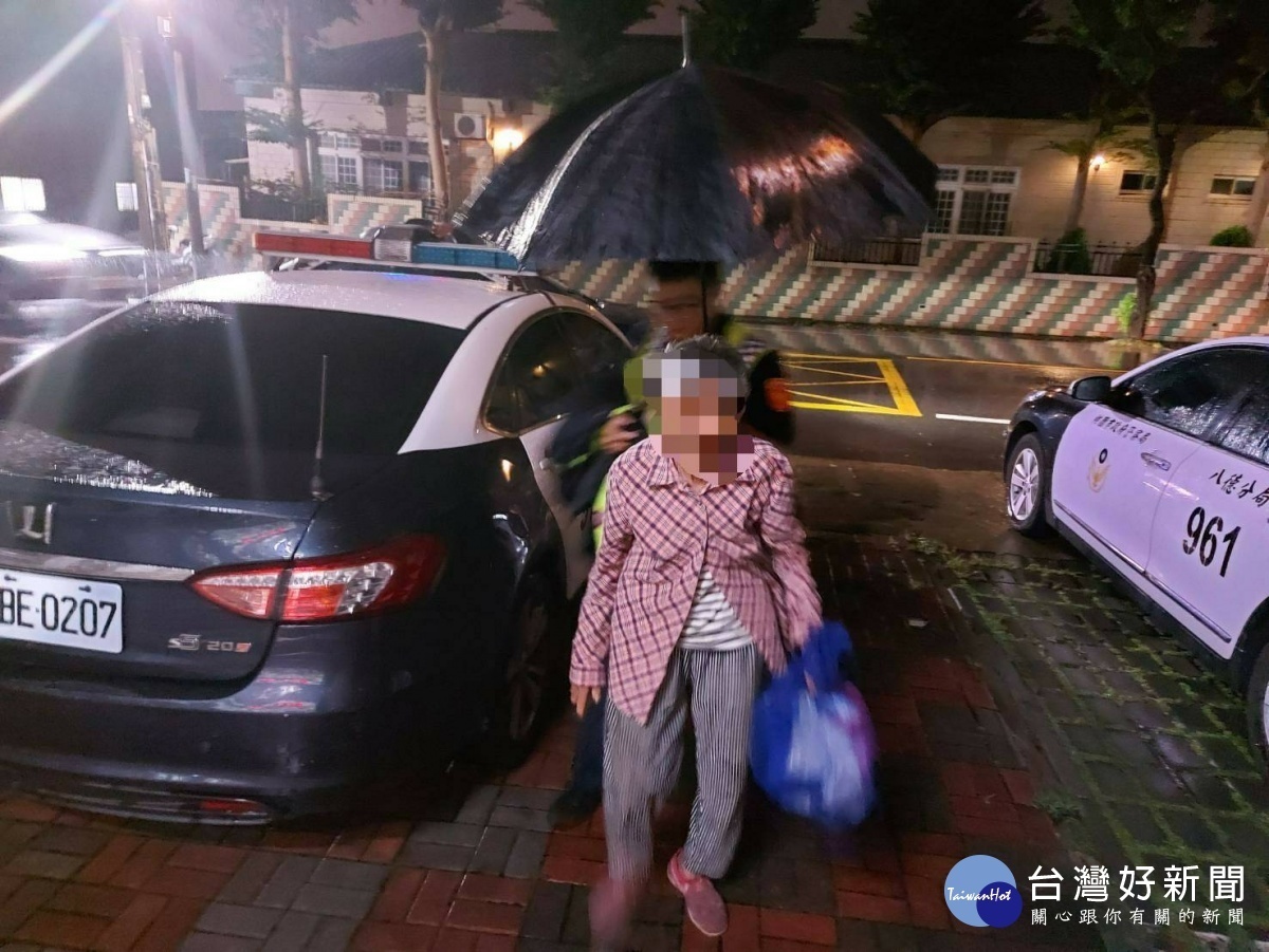 八旬老婦迷途大雨中,警用外套幫擋雨並助返家。