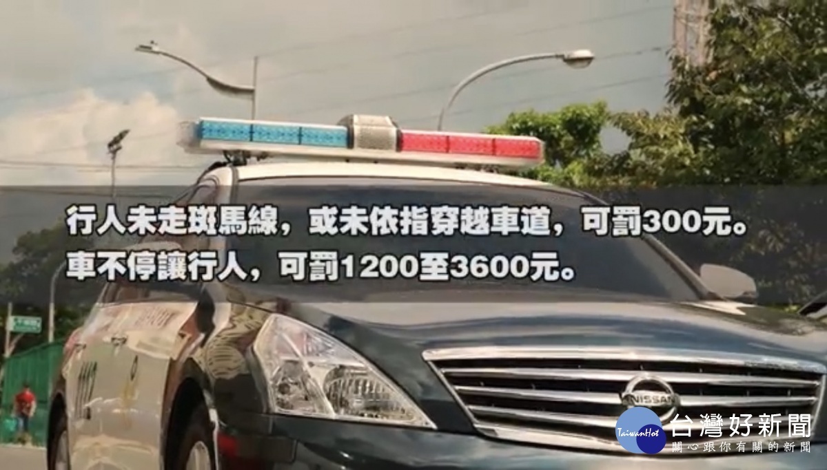 龍潭分局為宣導「路口安全大執法」,特地找來警察大頭娃娃,搭配中元普渡習俗活動。
