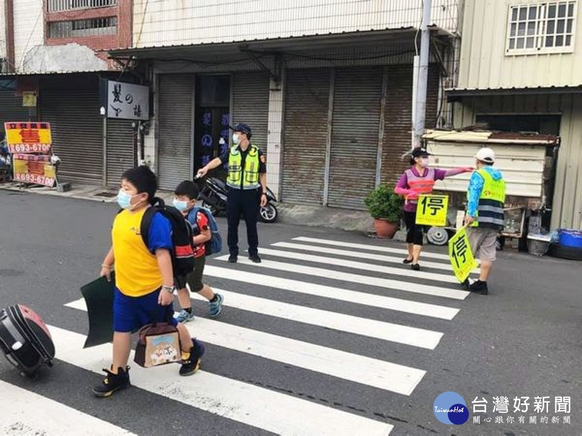 臺西警分局因應開學週，加強校園周邊交通疏導，確保學童上、下學安全及交通順暢，讓家長放心、學生安心。