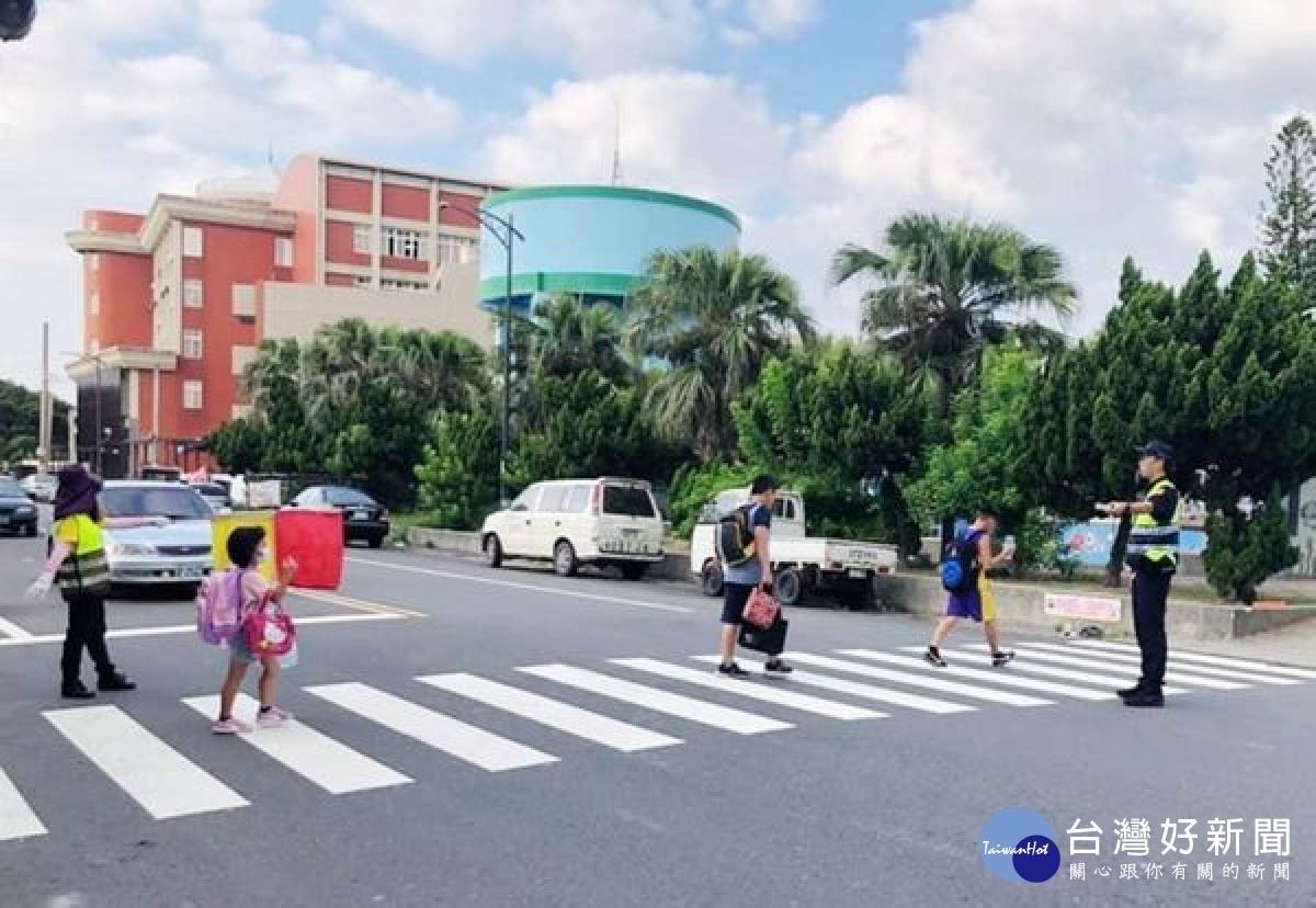 臺西警分局因應開學週，加強校園周邊交通疏導，確保學童上、下學安全及交通順暢，讓家長放心、學生安心。