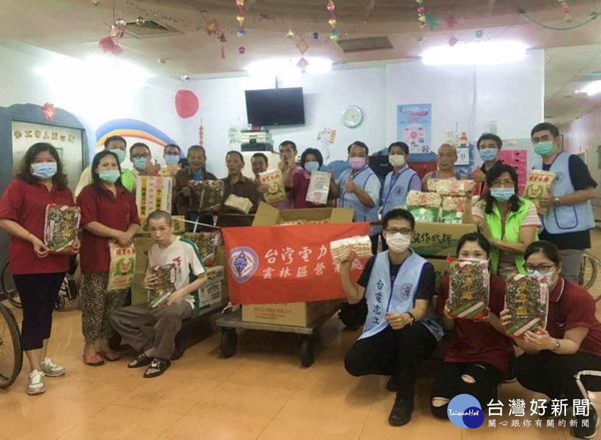 台電雲林區處舉行中元普渡祈福活動，除捐出普渡之供品，並號召員工認購捐助物資，由顏錦義處長分贈社福機構，將台電的溫馨關懷情傳到需要的角落。