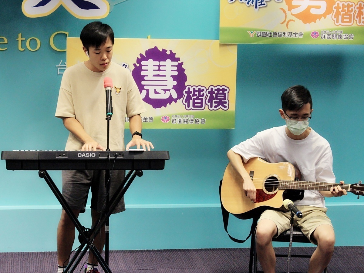 榮獲2019年慧德楷模得建鋒(左)在音樂及影像創作展現多元才華