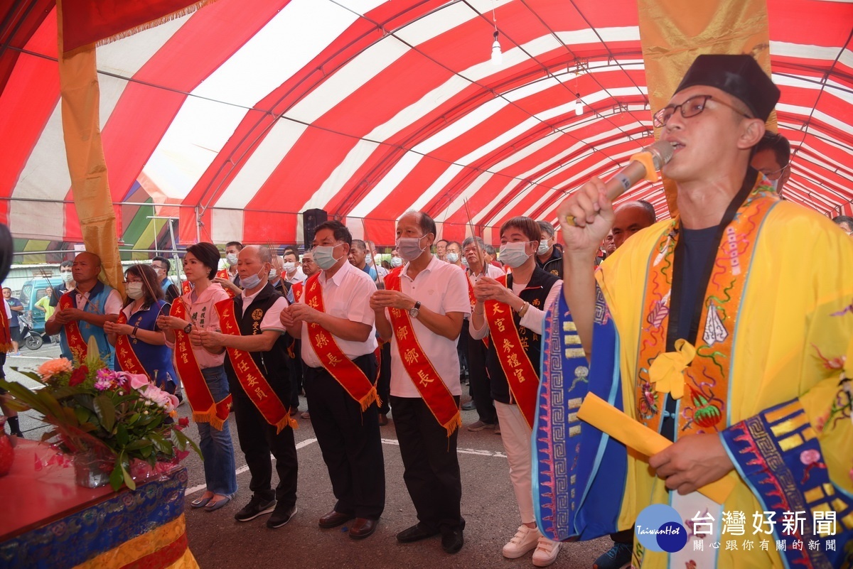 陳副縣長等一同上香祈祝合境平安。(縣府提供)