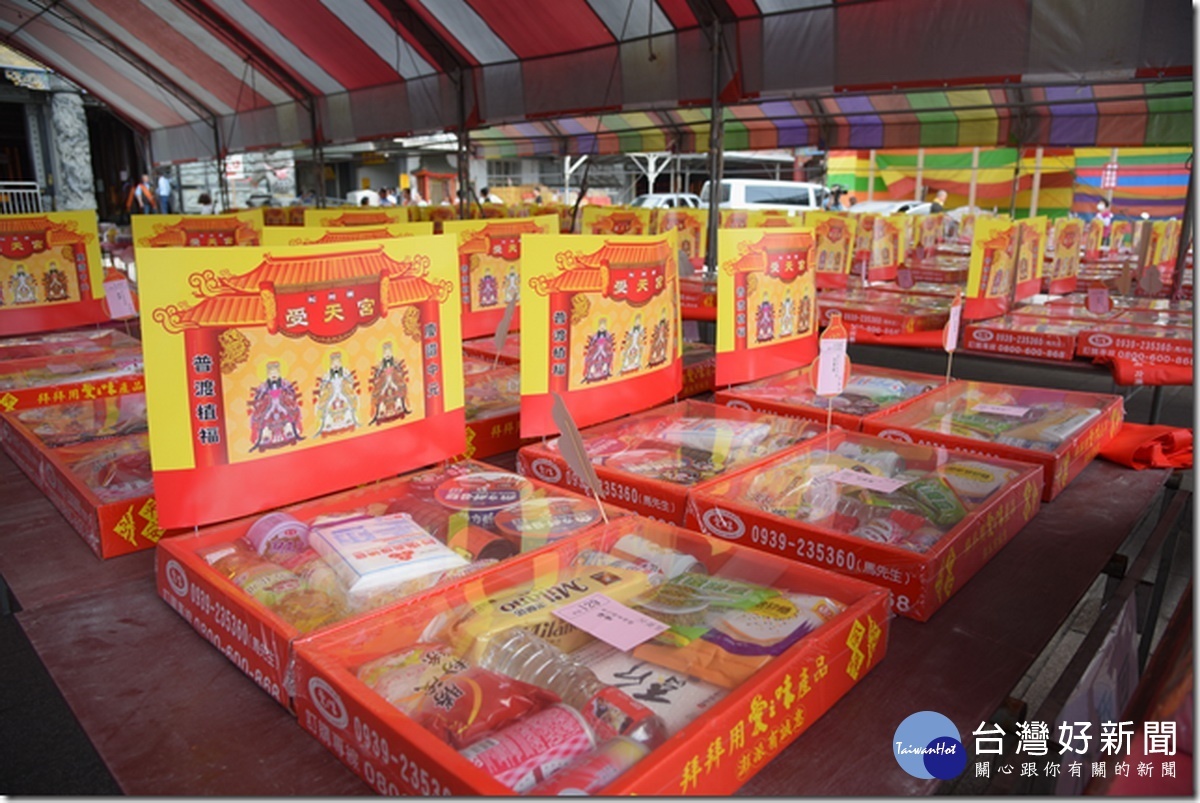 現代人祭祀供品多樣豐富,虔敬之心則不變。(縣府提供)
