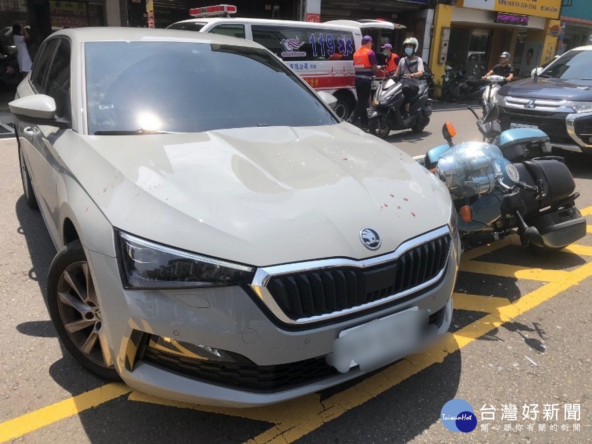 芮姓駕駛違規大迴轉,柯姓騎士煞車不及撞擊該車,造成柯姓騎士腳部受傷。